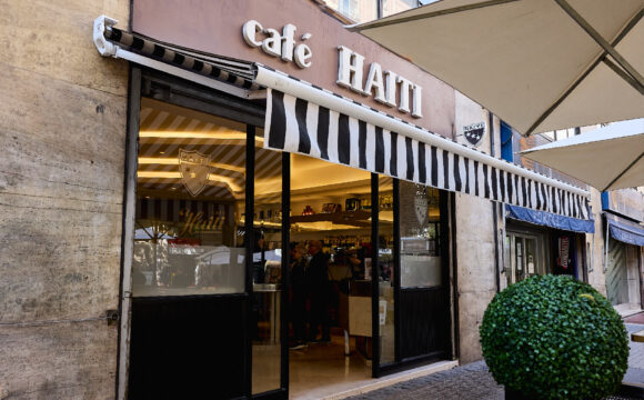 Local Café Haiti Bandera 335